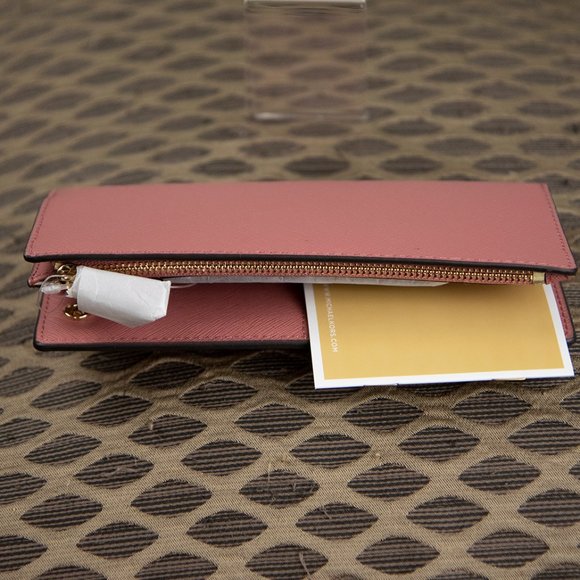 Michael Kors Carryall with ID - Picture 4 of 7